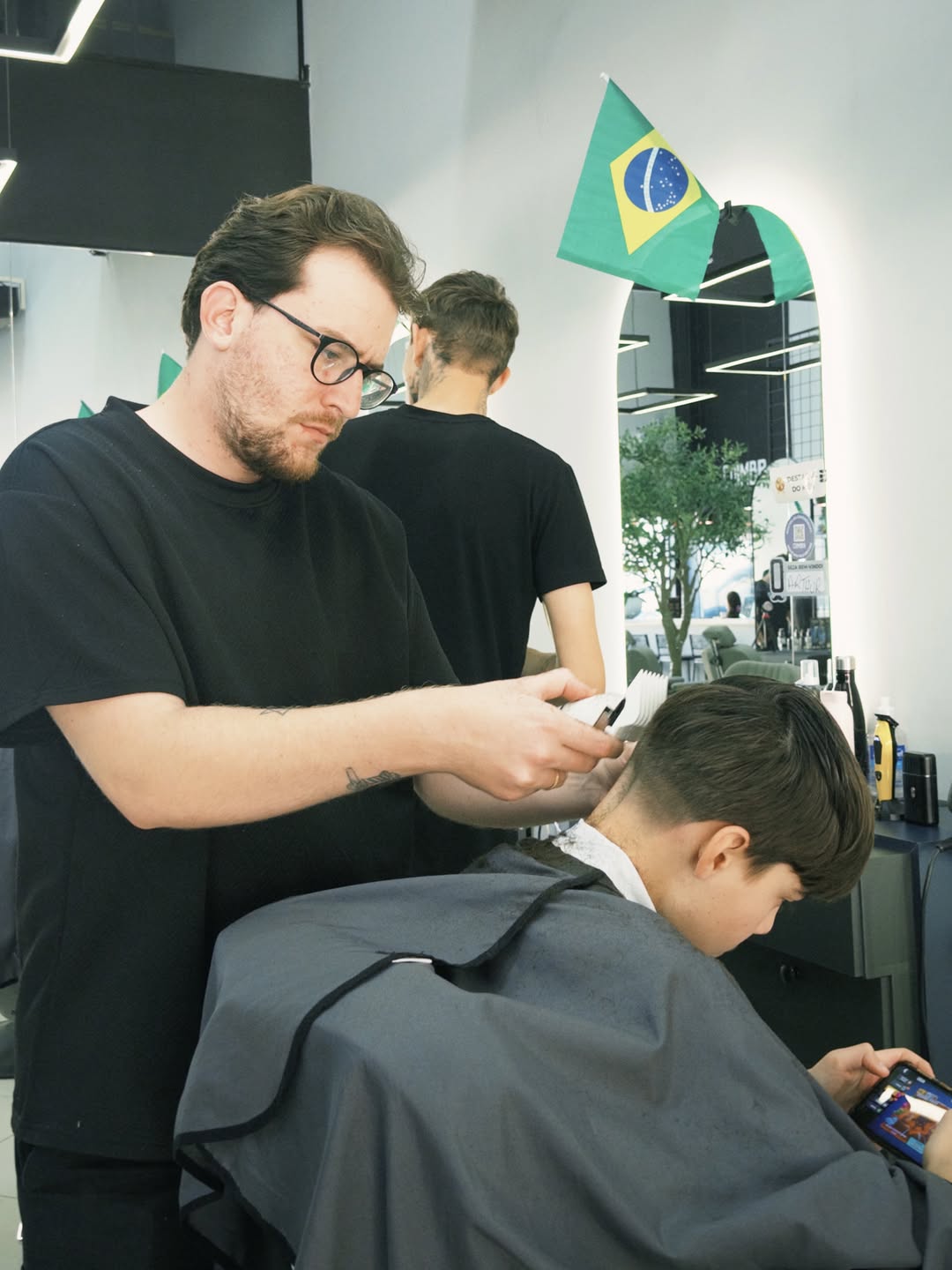 Barbeiro da Coimbra fazendo um corte