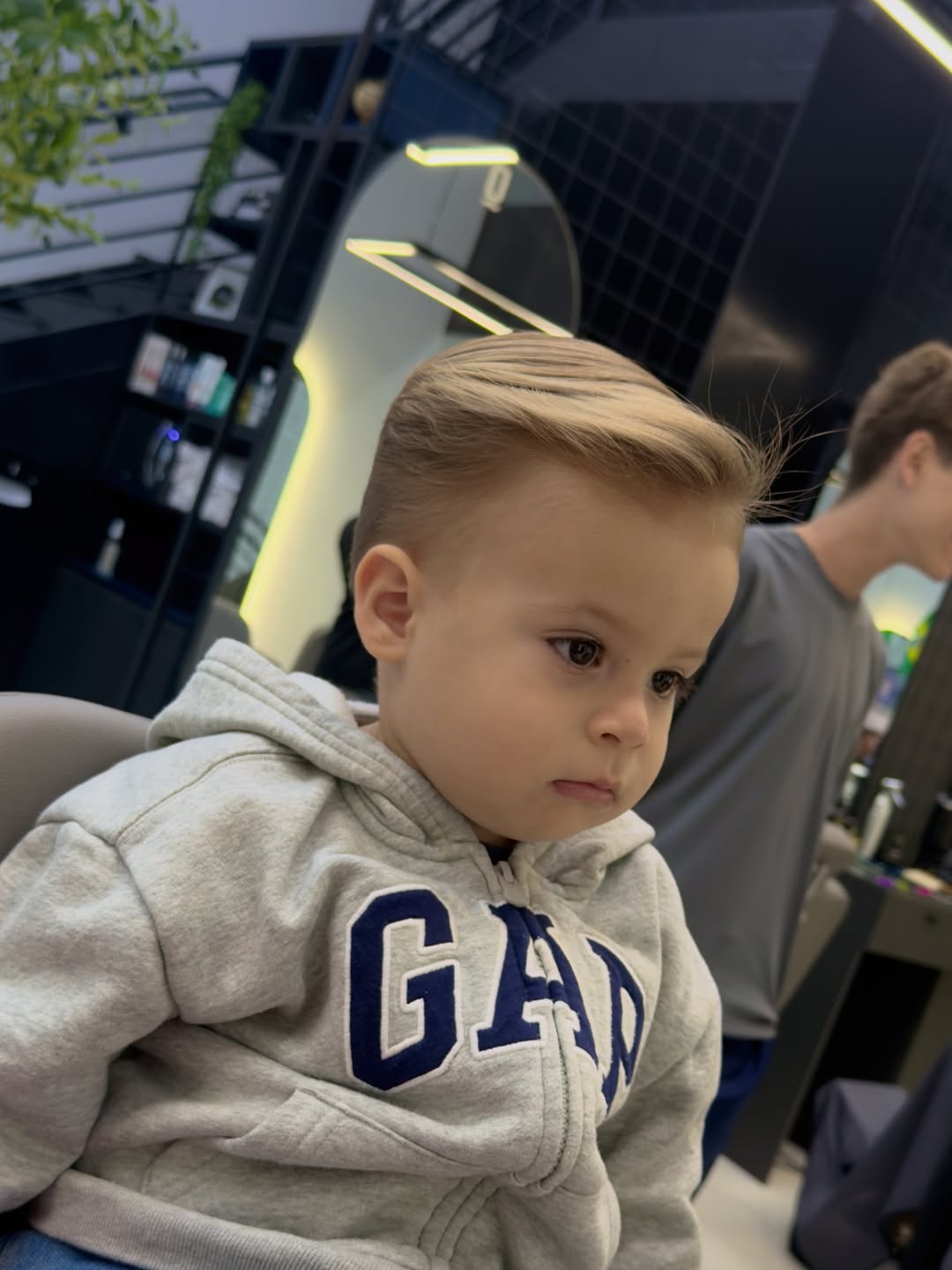Criança atendida na Barbearia Coimbra