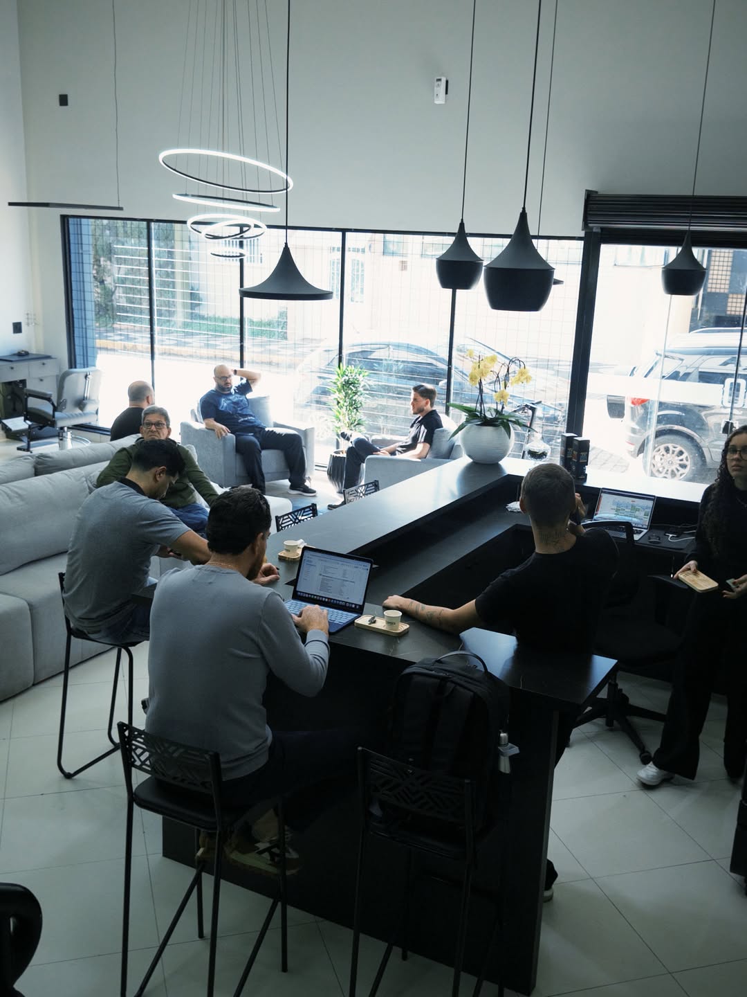 Espaço lounge da Barbearia Coimbra